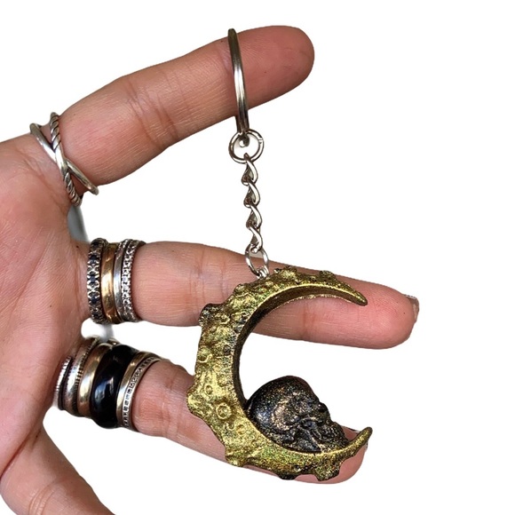 🖤Handmade Moon & skull resin key chain - Picture 2 of 10